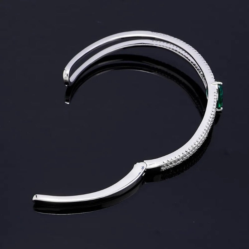 Silberner Armreif mit Smaragd