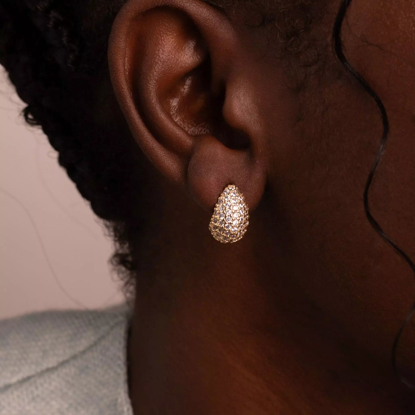 18K vergoldeter Tropfen-Ohrring mit Zirkonia-Besatz