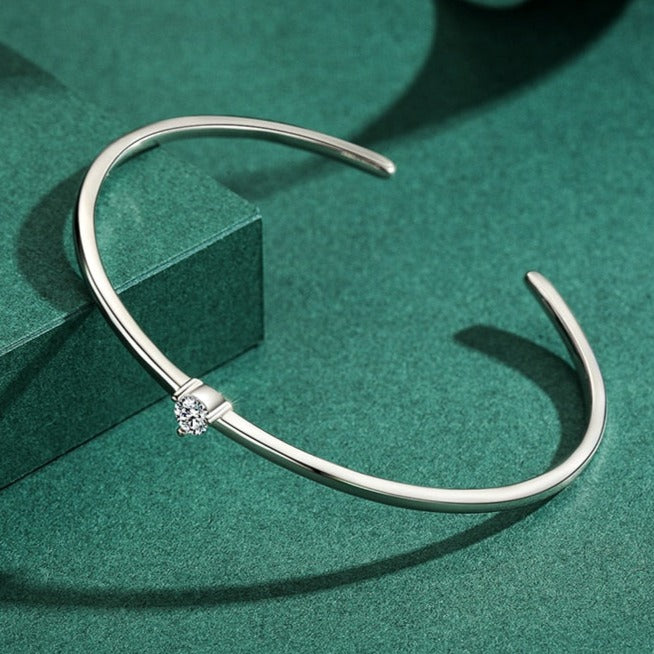 Silberner Armreif mit Herzförmigem Zirkonia-Stein