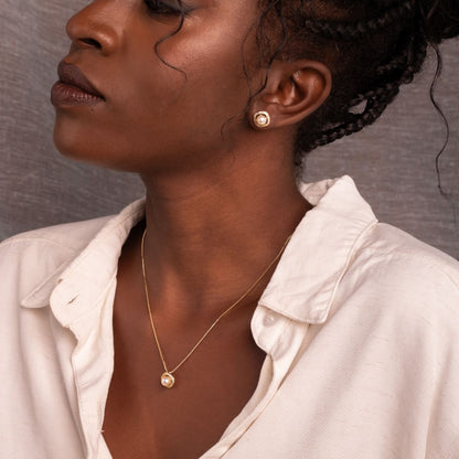 18K vergoldete Perlenohrringe mit quadratischen Zirkonia-Steinen