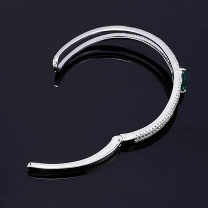 Silberner Armreif mit Smaragd