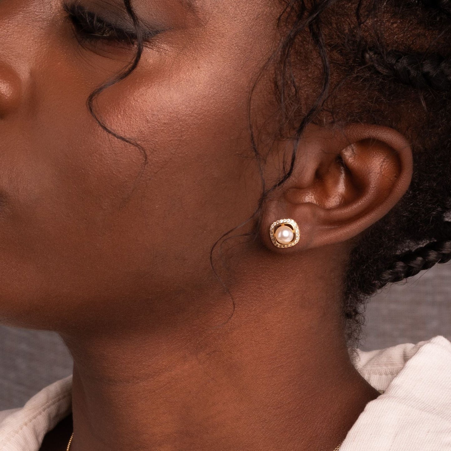 18K vergoldete Perlenohrringe mit quadratischen Zirkonia-Steinen